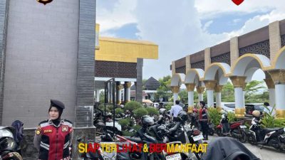 Polwan Ditsamapta Amankan Sholat Jumat di Masjid Agung Bengkulu
