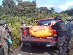 Satgas Operasi Damai Cartenz Evakuasi Dua Warga Korban Pembunuhan di Yahukimo