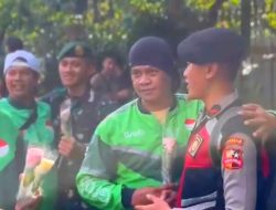 Ratusan Pengemudi Ojol Gelar Aksi Damai Tebar Mawar di Kawasan Monas