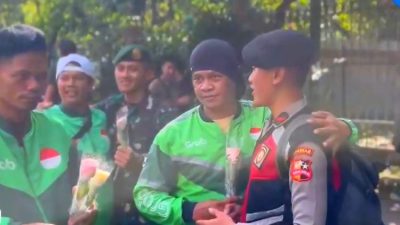 Ratusan Pengemudi Ojol Gelar Aksi Damai Tebar Mawar di Kawasan Monas