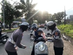 Polantas Menyapa, Personel Ditlantas Bagikan  Cokelat dan Permen