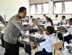Kapolda NTT Nyalakan Semangat Belajar 100 Siswa SRM 19 Naibonat