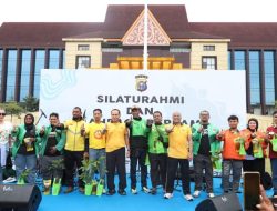 Polisi dan Ojol Perkuat Silaturahmi Lewat Olahraga dan Makan Bersama di Polda Riau