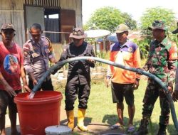 Polsek Mauponggo Salurkan Air Bersih bagi Korban Banjir di Nagekeo