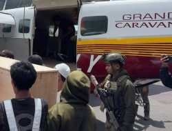 Satgas Ops Damai Cartenz Evakuasi Jenazah Korban Penembakan di Puncak Jaya