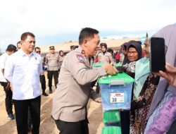 Alumni Akpol 90 Bagikan 1.485 Paket Sembako di Rempang Batam