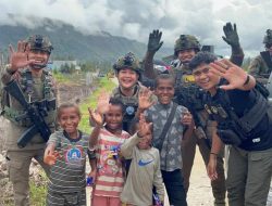 Patroli Gabungan Satgas Damai Cartenz Disambut Antusias Warga Bibida