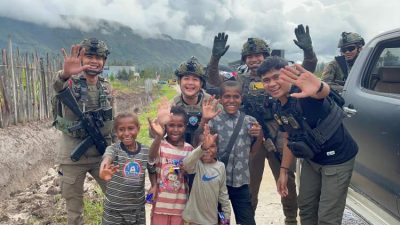 Patroli Gabungan Satgas Damai Cartenz Disambut Antusias Warga Bibida