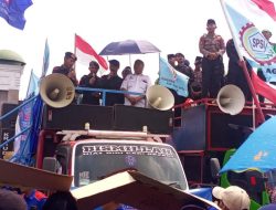 Buruh dan Polisi Bersatu dalam Sholawat di Tengah Aksi Damai