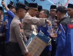 Polisi Bagikan Roti dan Air, Buruh Sambut dengan Hangat