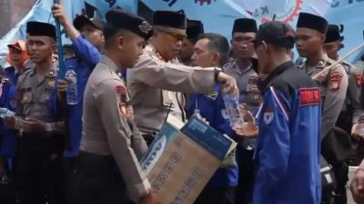 Polisi Bagikan Roti dan Air, Buruh Sambut dengan Hangat