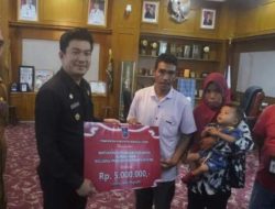 Bupati Bengkulu Utara Salurkan Bantuan untuk Balita Penderita Jantung Bocor