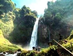 Menjelajahi Keindahan Air Terjun Tri Sakti di Rejang Lebong