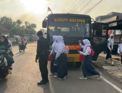 Brimob Hadirkan Bus Sekolah Gratis di Tasikmalaya