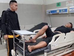 Personel Ditsamapta Polda Bengkulu Bantu Korban Kecelakaan Lalu Lintas