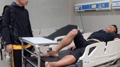 Personel Ditsamapta Polda Bengkulu Bantu Korban Kecelakaan Lalu Lintas