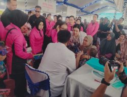 Ketua Umum Bhayangkari Salurkan 5.000 Bansos dan Gelar Bakti Kesehatan di Ende