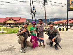 Sentuhan Humanis Satgas Ops Damai Cartenz Bersama Anak-Anak di Paniai