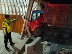 Dump Truck Lepas Kendali, Garasi Rumah Warga Ludes