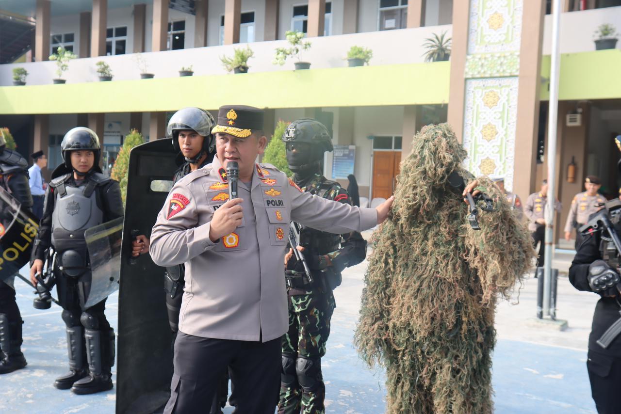 Wakapolda Kenalkan Kendaraan dan Peralatan Taktis Polri ke Siswa SMP Islam Al-Azhar 52