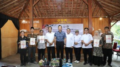 Dampingi Menko AHY, Wamen Ossy Serahkan Sertipikat di Gunungkidul