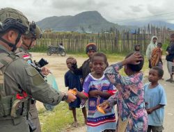 Personel Ops Damai Cartenz Berbagi Kebahagiaan Bersama Warga dan Anak-anak di Enarotali