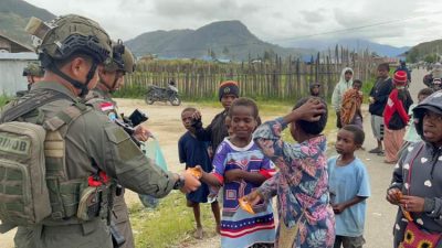 Personel Ops Damai Cartenz Berbagi Kebahagiaan Bersama Warga dan Anak-anak di Enarotali