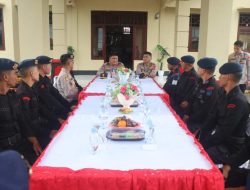 Wakapolda Salurkan Bansos dan Tekankan Profesionalisme Personel di Selupu Rejang