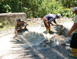 Warga Desa Pahlawan Ratu Gotong Royong Tambal Sulam Jalan Rusak