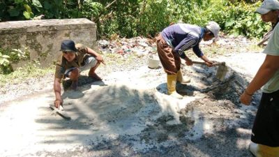 Warga Desa Pahlawan Ratu Gotong Royong Tambal Sulam Jalan Rusak