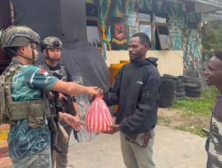 Personel Operasi Damai Cartenz Gelar Kegiatan Humanis Bersama Warga Enarotali