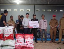 Sultan Serahkan Bantuan Alsintan dan Benih Jagung di Kecamatan Padang Jaya