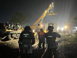 Anjloknya Kereta Purwojaya di Bekasi, Brimob Redam Kepanikan dan Amankan Lokasi