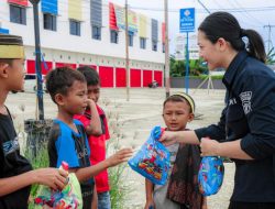 Satgas Humas Ops Damai Cartenz Bangun Kedamaian Lewat Aksi Berbagi di Jayapura