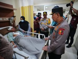 Kapolri Listyo Sigit Jenguk Korban Ledakan SMAN 72 di RSI Cempaka Putih