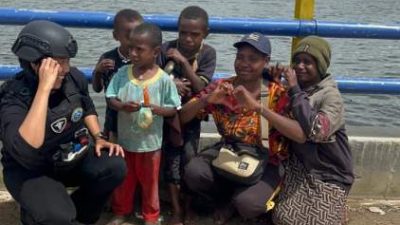 Sentuhan Humanis Satgas Damai Cartenz Warnai Kebersamaan di Paniai