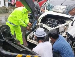 Kecelakaan Toyota Rush vs Truk Mitsubishi di Pasar Manna, Dua Pengemudi Selamat