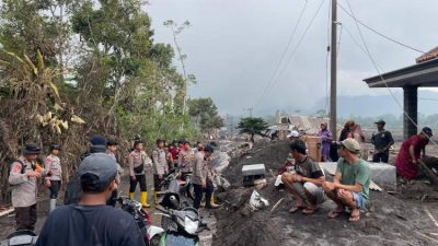 Satbrimob Polda Jawa Timur Perkuat Operasi Kemanusiaan Pasca Erupsi Semeru