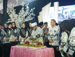 Gubernur Serahkan Bantuan Rp1,1 Miliar untuk PGRI pada Puncak HGN di Kepahiang