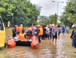 Brimob Evakuasi Warga dari Lokasi Banjir di Lhokseumawe