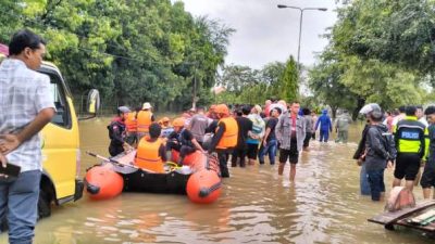 Brimob Evakuasi Warga dari Lokasi Banjir di Lhokseumawe
