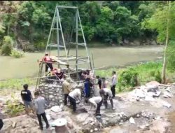 Respon Pidato Presiden Prabowo, Brimob Sulsel Bangun Jembatan Gantung di Soppeng