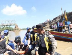 Kapolda Sebrangi Sungai Tingkeum, Temui Warga yang Lima Hari Terjebak