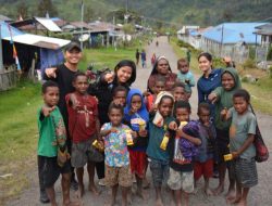 Satgas Damai Cartenz Bangun Kedekatan, Rayakan Kebersamaan dengan Warga Sinak