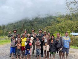 Personel Ops Damai Cartenz Tebar Keceriaan Bersama Anak-Anak di Distrik Bibida