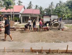 Warga Gotong Royong Bangun Lapangan Badminton di Desa Pahlawan Ratu