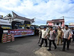 Kapolri Dampingi Presiden Tinjau Pengungsian Korban Banjir di Tapanuli Tengah