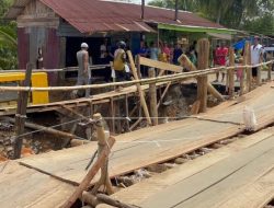 Polda Sumut Bangun Jembatan Darurat di Tapteng