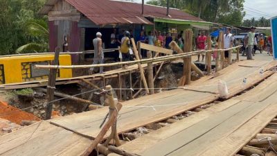 Polda Sumut Bangun Jembatan Darurat di Tapteng