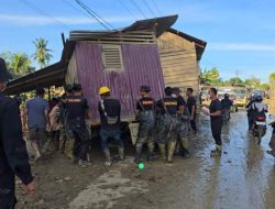 Brimob Pindahkan Rumah Terseret Banjir yang Melintang di Jalan Nasional Tamiang–Langsa